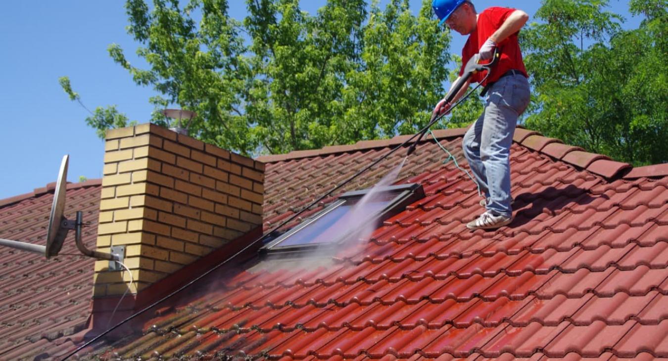 Nettoyage et démoussage de toitures et gouttières